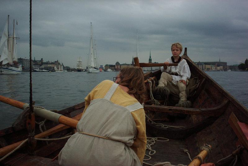 PICT0081.JPG - Historic Sail 2000 - Tälja leder Sail of Parade med Joar på styråran