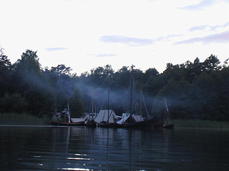 aut_0329.jpg - Natten lägger sej över vikingbyn på Adelsö