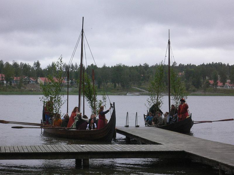 P1050322.JPG - Bröllopsparet anländer i Stefnir och Tälja